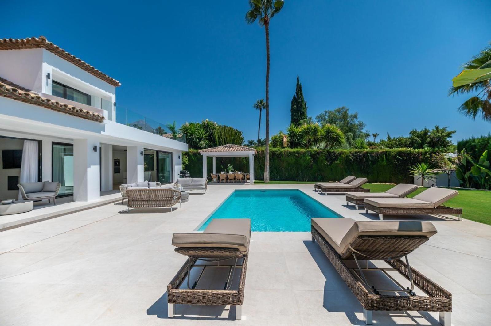 Luxury 5 Bed - Heated Pool Villa *