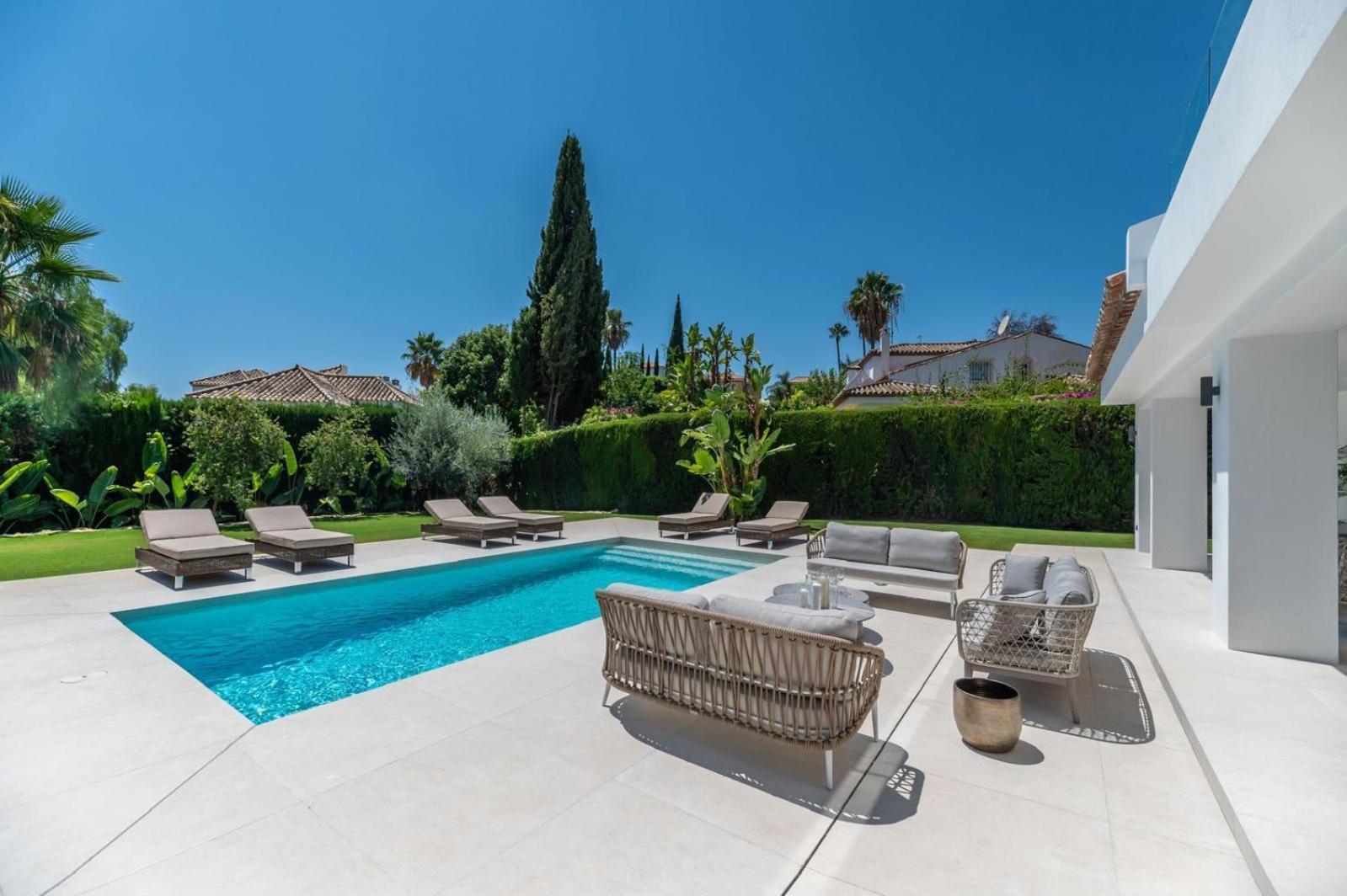 Luxury 5 Bed - Heated Pool Villa Marbella