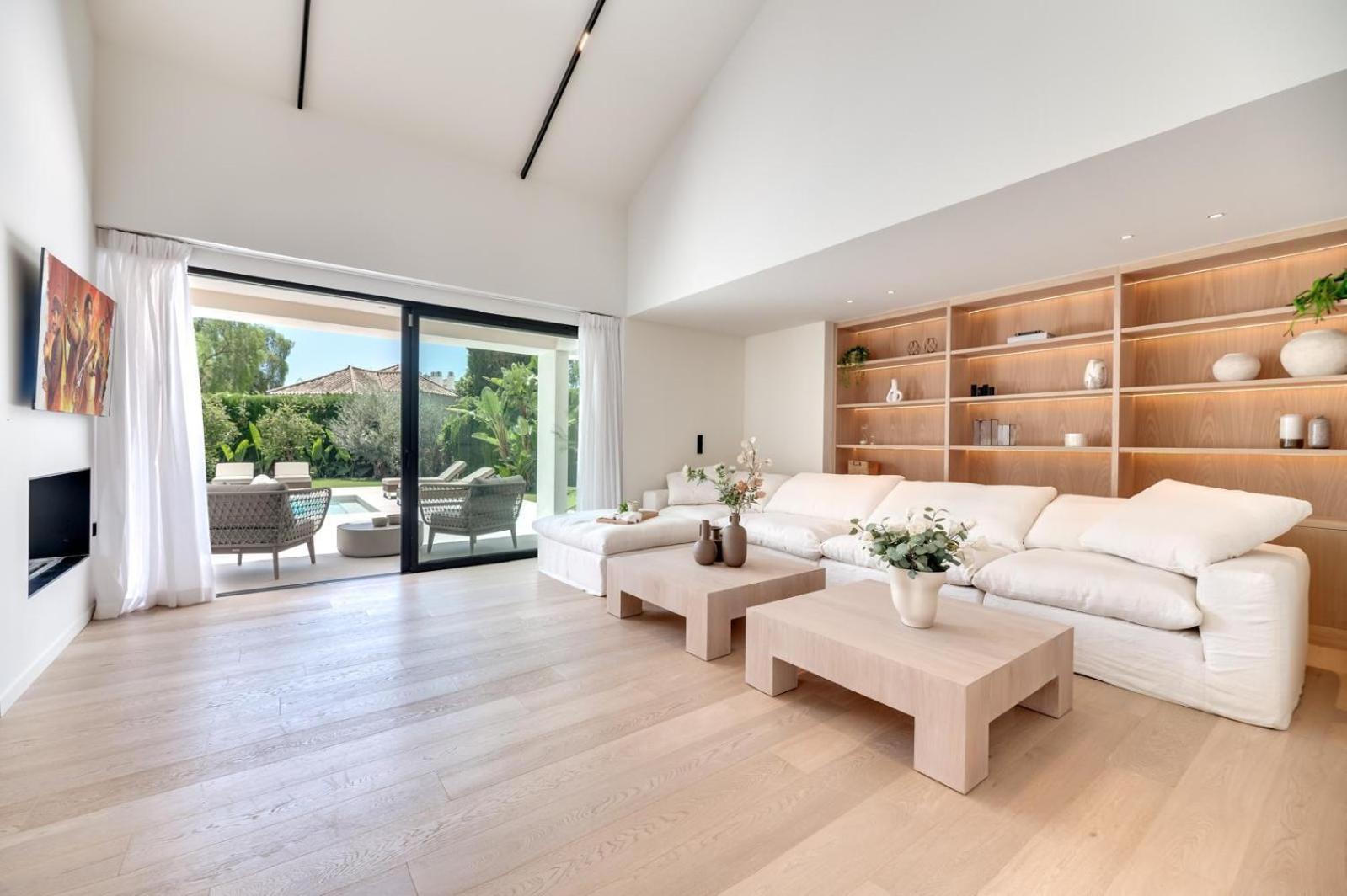 Luxury 5 Bed - Heated Pool Villa *