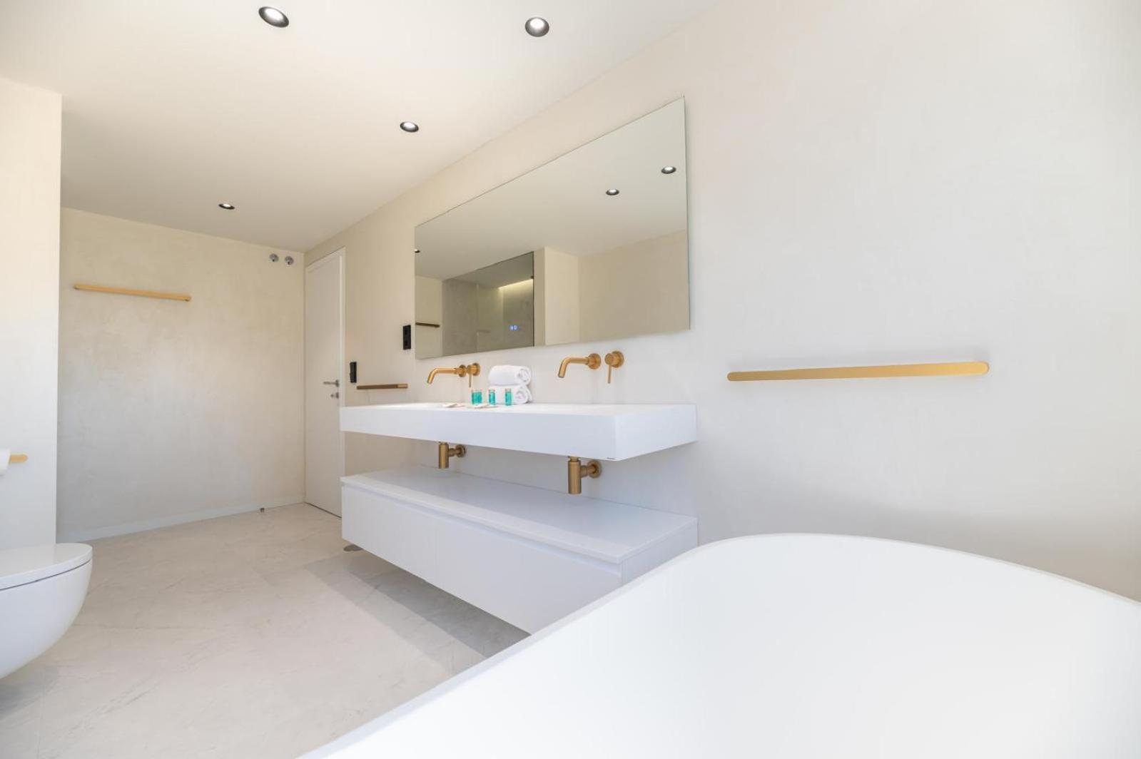Luxury 5 Bed - Heated Pool Villa *