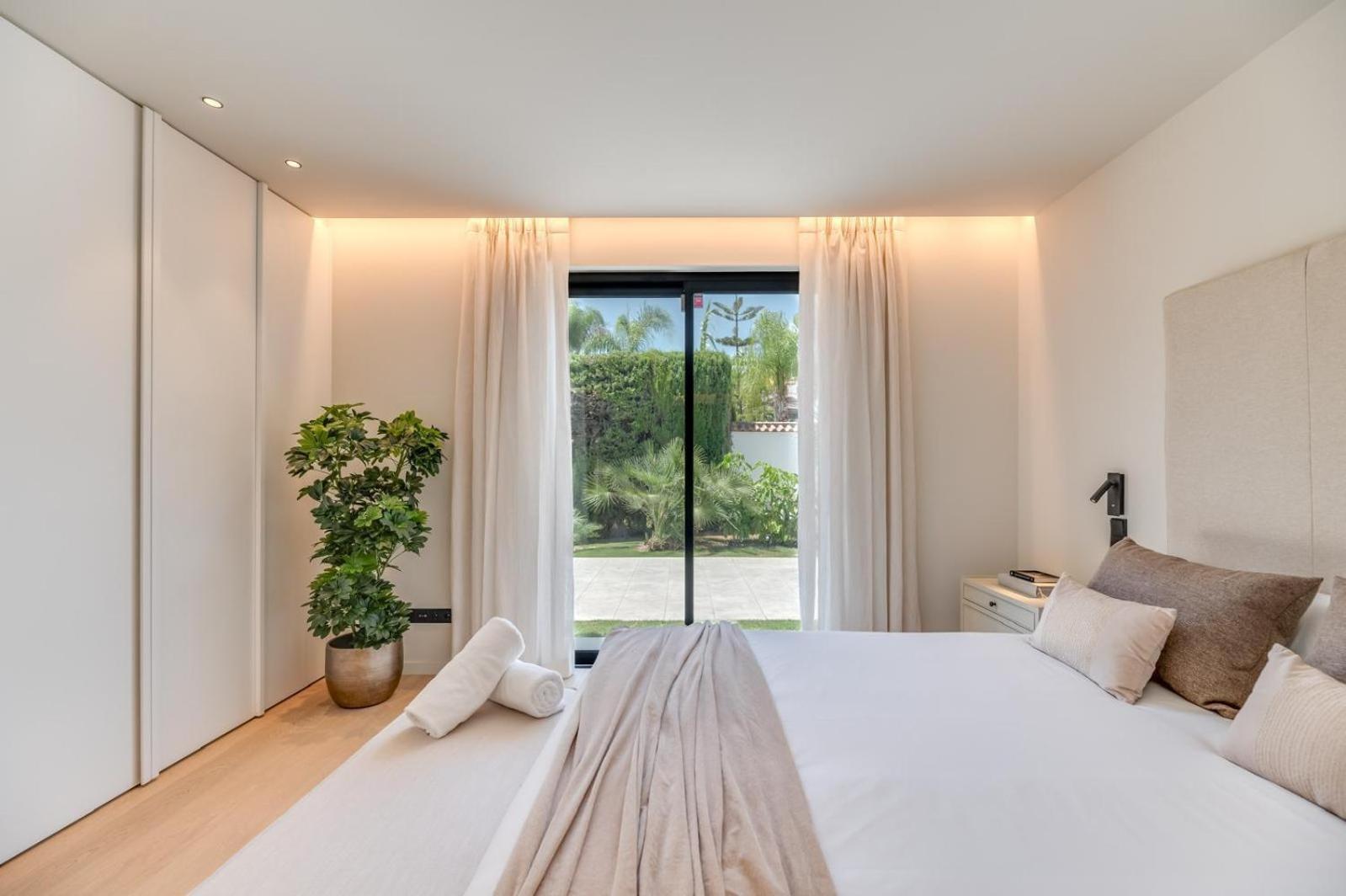 Luxury 5 Bed - Heated Pool *