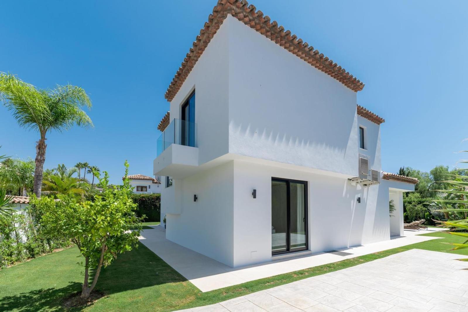 Luxury 5 Bed - Heated Pool Villa *